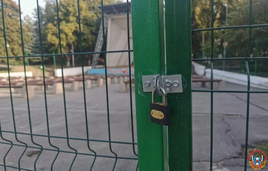 Почему закрыли на замок площадку у сцены в ростовском Парке Горького?