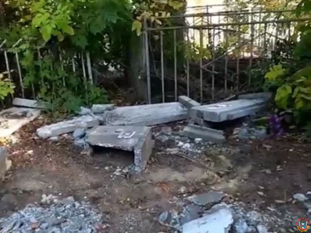 Вандалы разгромили три могилы на кладбище в Азове
