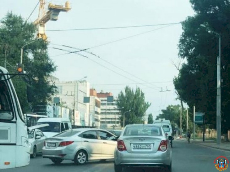 В Ростове на Театральном неделю не работает светофор из-за коммунальной аварии