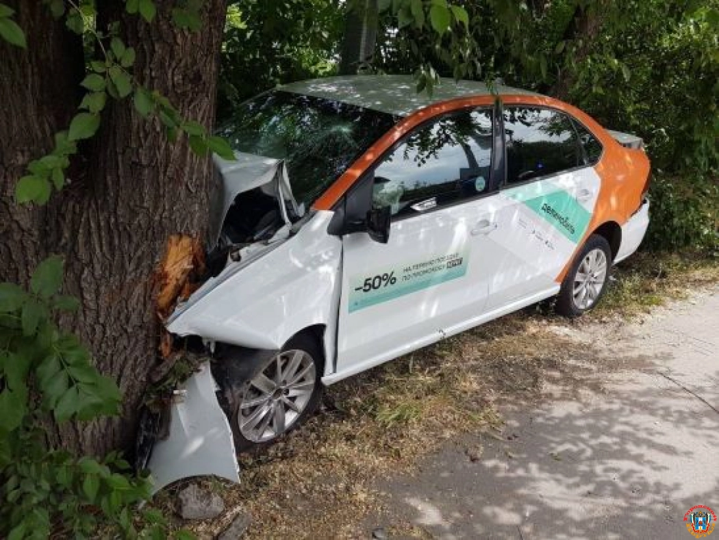 В Ростове парень с девушкой попали в больницу, врезавшись на каршеринговом авто в дерево