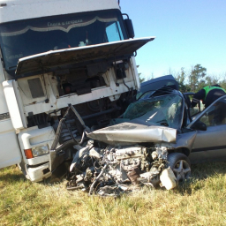 В Ростовской области на трассе столкнулись иномарка и грузовик