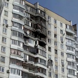 В Краснодаре горит квартира в многоэтажном доме