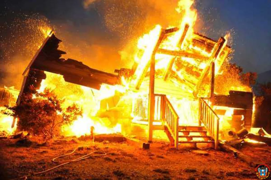 Два частных дома сгорели в Батайске