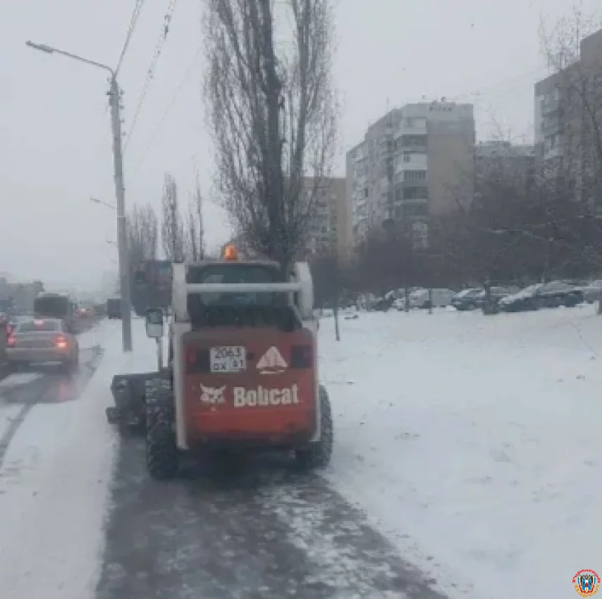 В Ростове к борьбе со снегопадом привлекли более 110 единиц спецтехники и почти 400 коммунальщиков