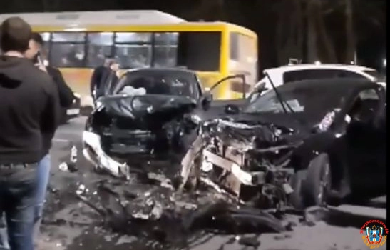В Ростове на Западном в ДТП разбились два автомобиля
