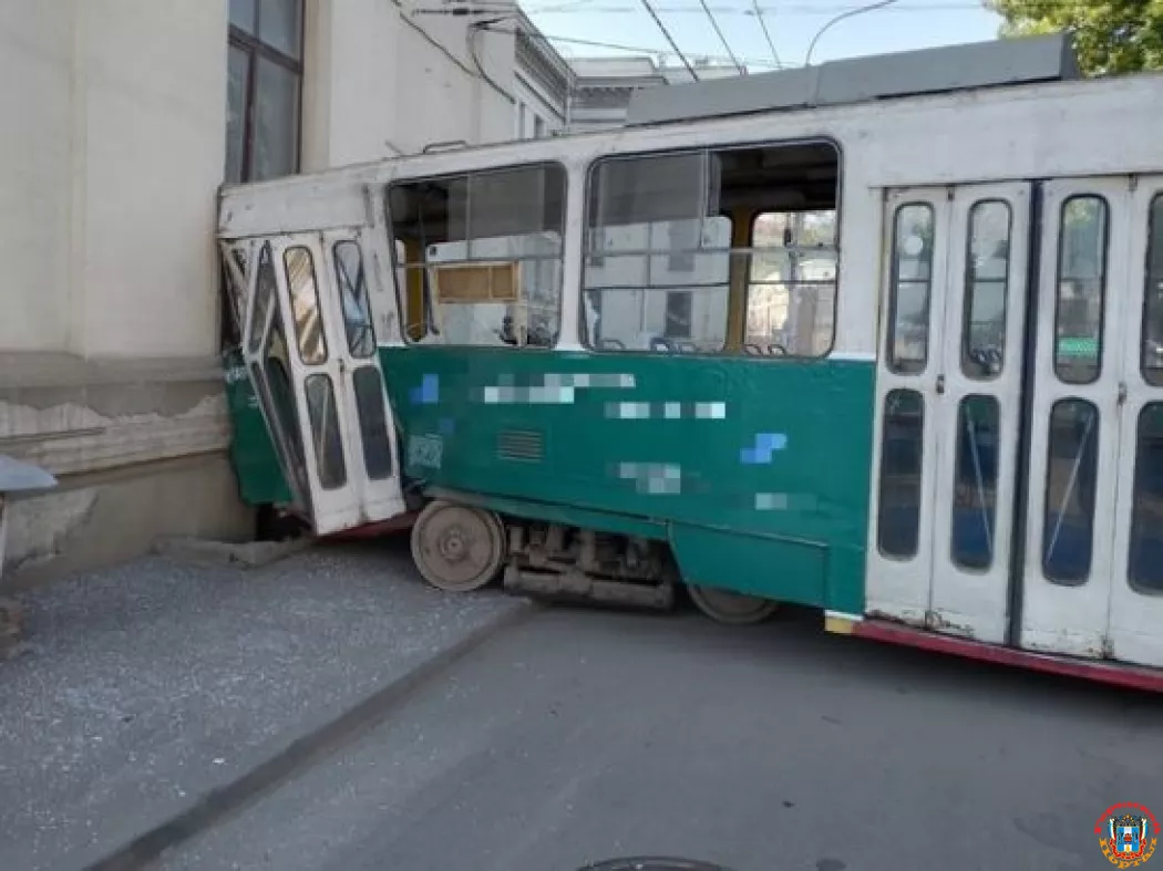 В Ростове трамвай с пассажирами врезался в стену Лендворца