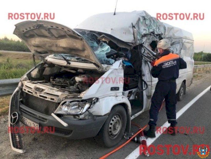 В Ростовской области микроавтобус врезался в зерновоз: есть погибший