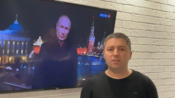 Одесский политик поздравил украинцев на фоне портрета Путина