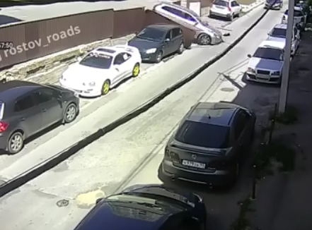 В Ростове водитель протаранил забор при выезде с парковки