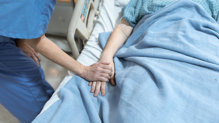 Заражённые "дельтой" пациенты нуждаются в госпитализации в два раза чаще