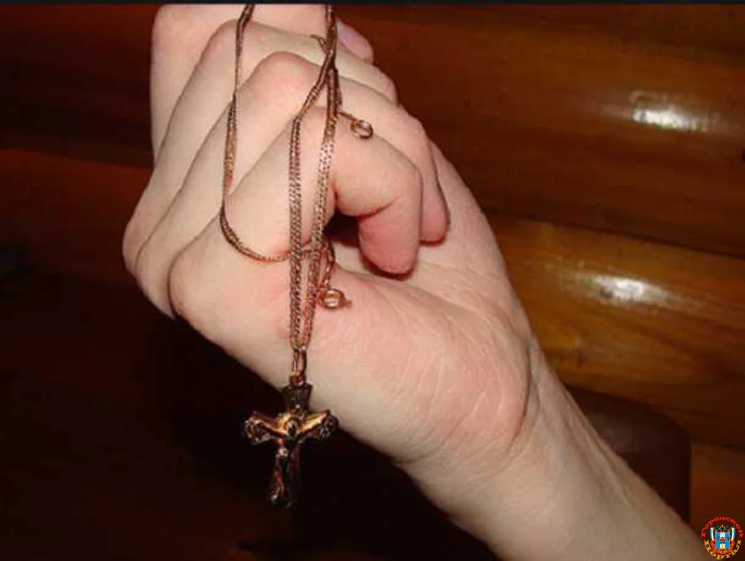 Молодой человек украл золотую цепочку у дерущегося парня в клубе Ростовской области