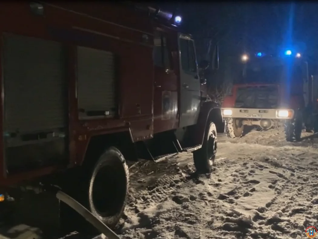 В Егорлыкской станице сотрудники МЧС спасли пожилую женщину и ребенка из горящего дома