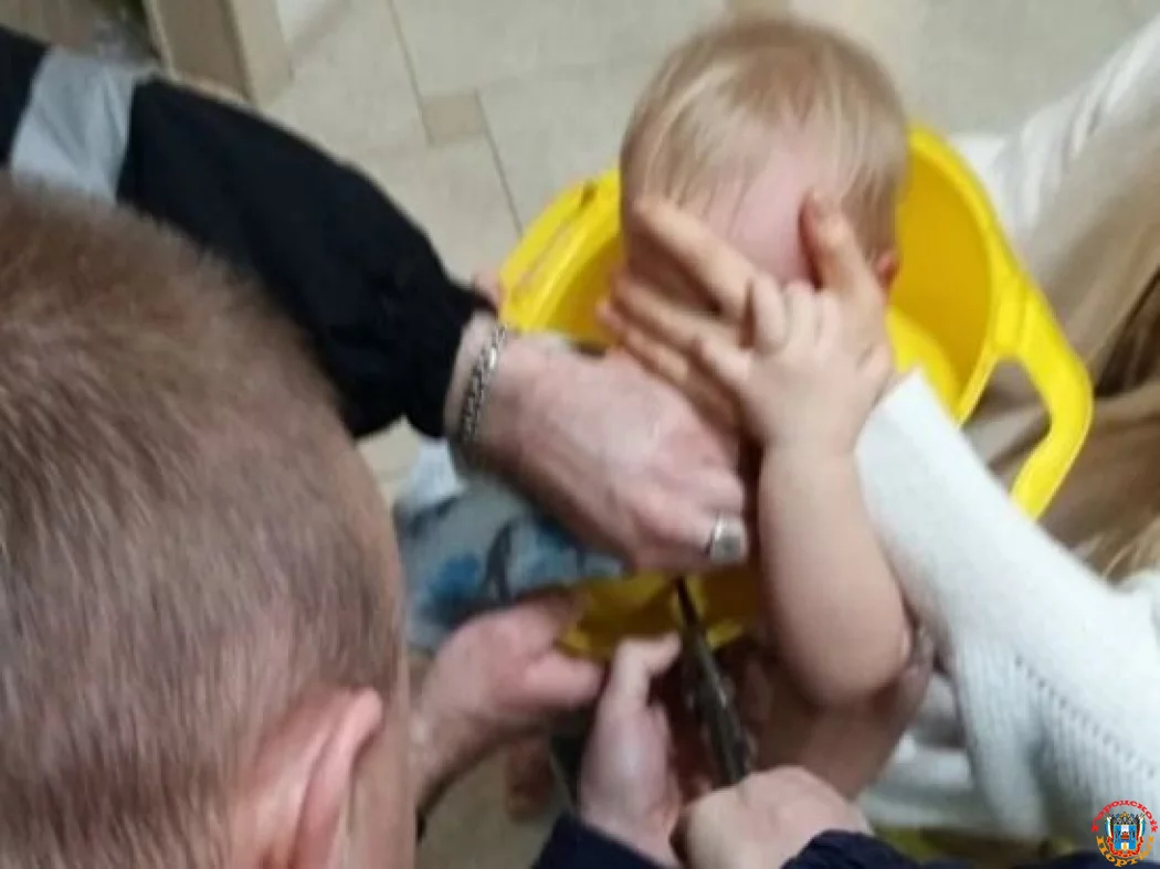 В Ростове 2-летнему мальчику спасли застрявший в игрушке палец