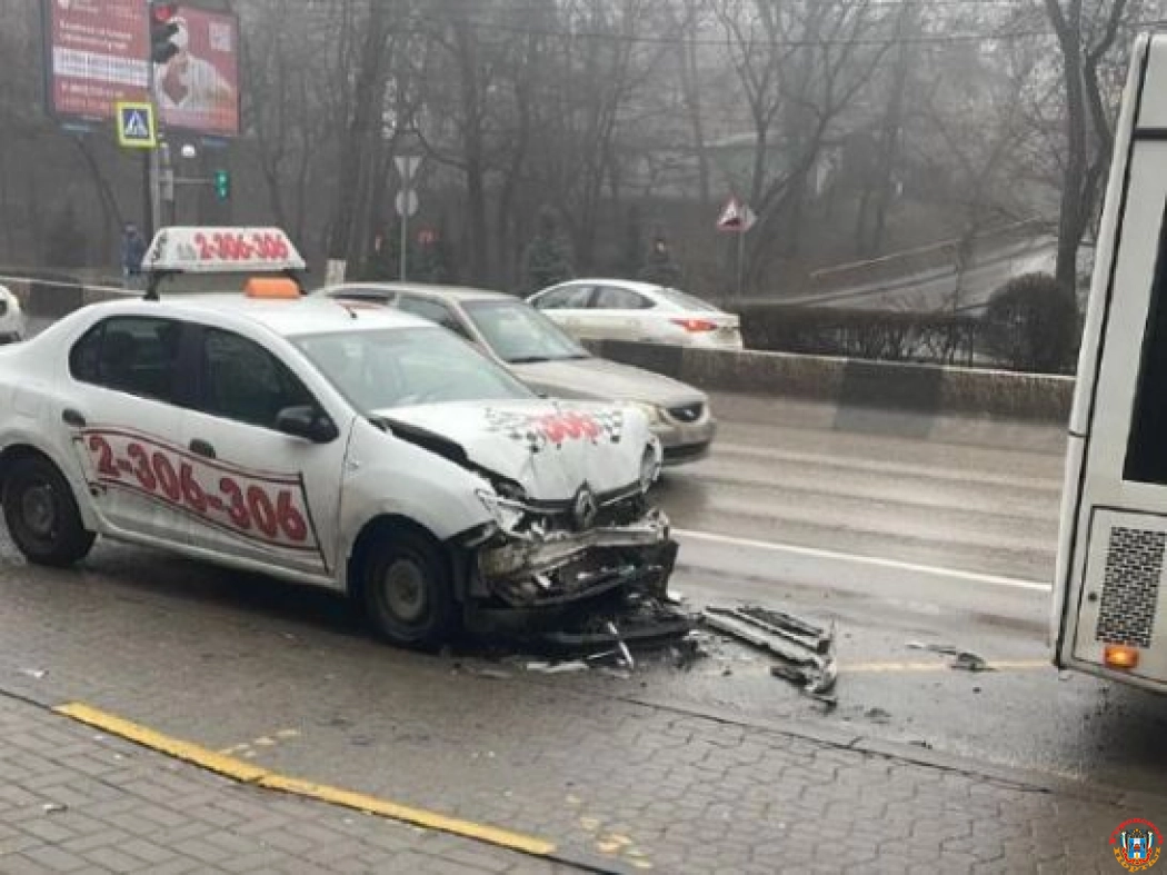 В Ростове на Стачки таксист врезался в автобус № 34А