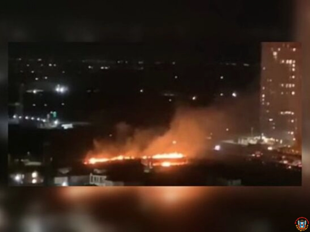 В Ростове в Левенцовке рядом с многоэтажками загорелось поле