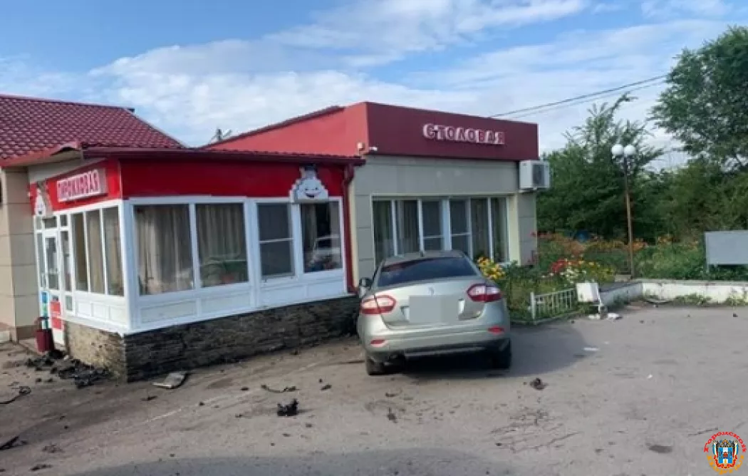 В Ростовской области водитель иномарки врезался в стену кафе и погиб