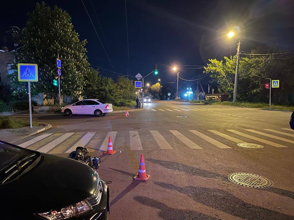 В Ростове в аварии с несовершеннолетним водителем мотоцикла пострадал пассажир