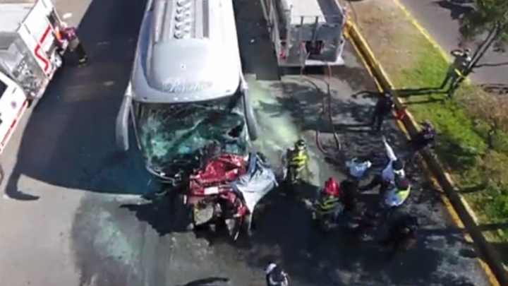 На видео попал момент смертельной аварии автобуса и пяти машин в Мексике