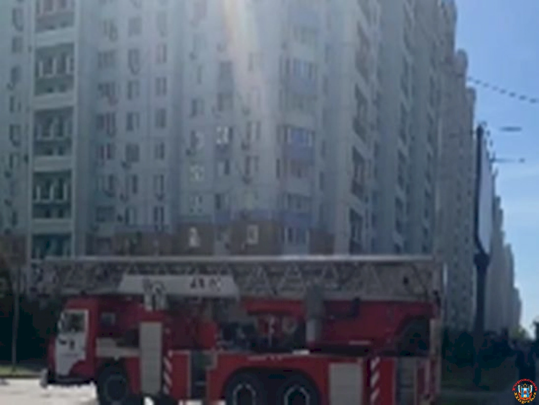 Более 20 человек тушили пожар в квартире многоэтажки в Левенцовке