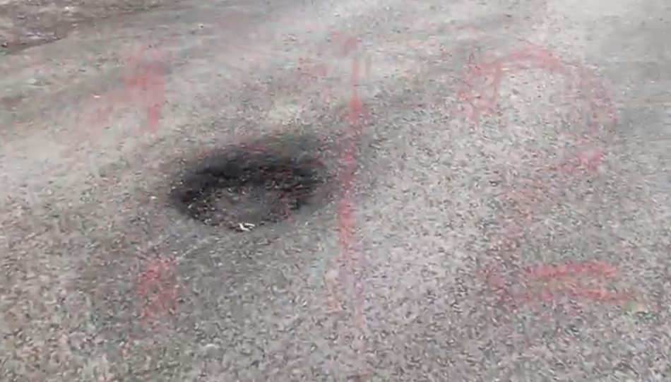 В Таганроге при ремонте дороги канализационные люки закатали в асфальт
