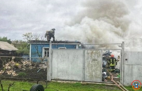 В селе под Таганрогом 46-летняя женщина пострадала при пожаре в своем доме