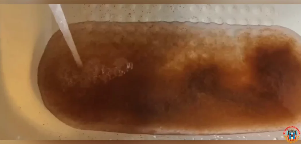 Вода с личинками течет из крана под Азовом