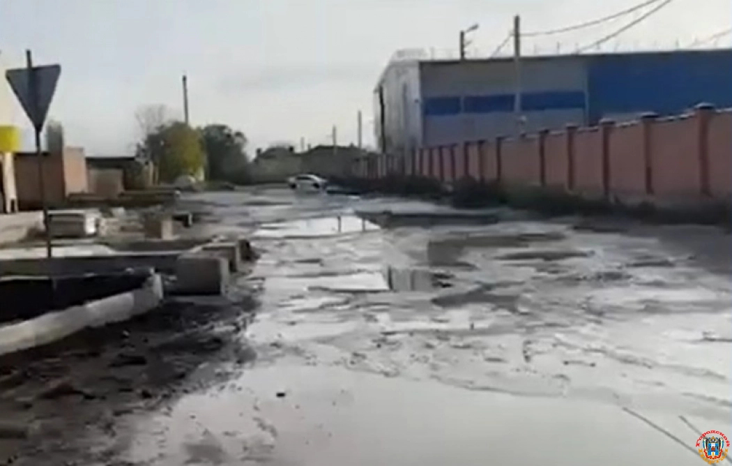 Жители Батайска вынуждены добираться до работы по разбитой грузовиками дороге