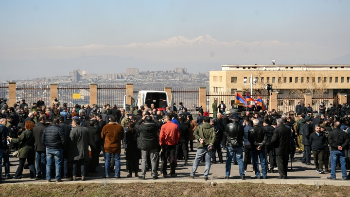 Оппозиция отреагировала на заявление об отставке премьера Армении