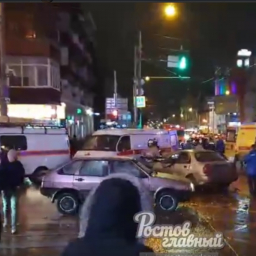 В результате серьезного ДТП в центре Ростова два водителя попали в больницу