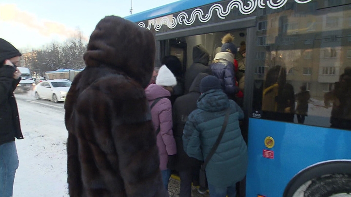 Костромского кондуктора, которая не дала сдачи и выгнала из автобуса детей, проверят