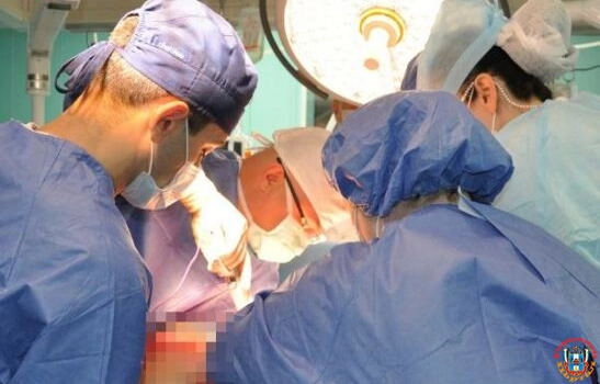 Ростовские хирурги вырезали пациентке 20-килограммовую опухоль