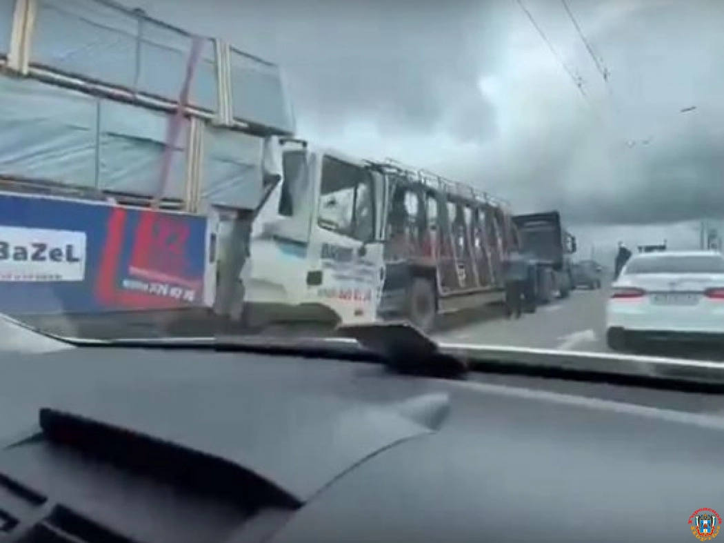В Ростове на Западном столкнулись два грузовика со стройматериалами