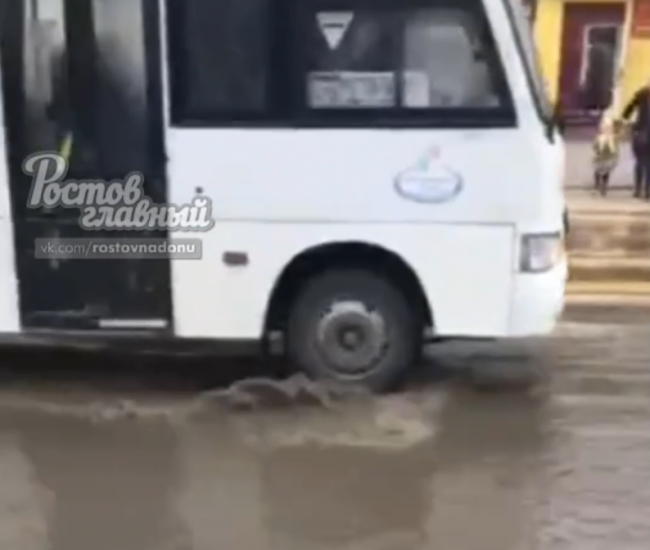 В Ростове из-за коммунальной аварии затопило улицу