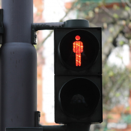 Поздно вечером на Малиновского в Ростове под машину попал мужчина