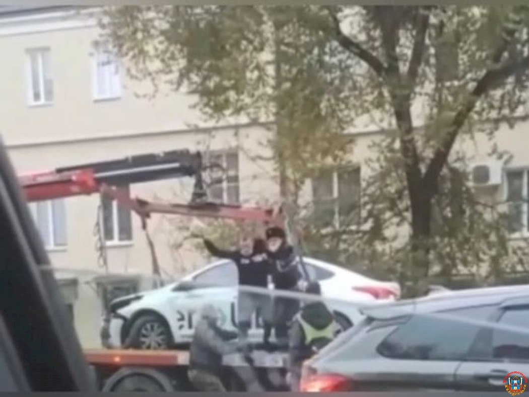 В Ростове задержали дебошира, пытавшегося съехать на машине с эвакуатора