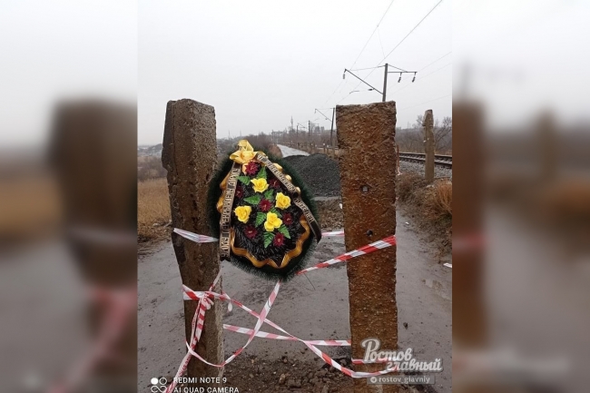 У закрытого объезда через Каратаево повесили траурный венок