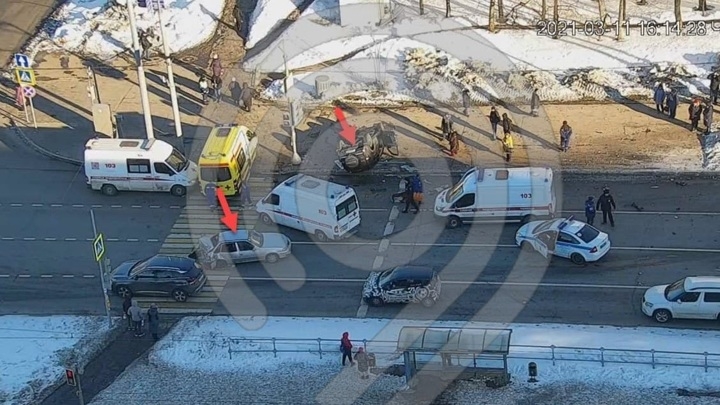 Машина вылетела на тротуар на юге Москвы и перевернулась