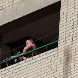 В Таганроге задержали студента, стрелявшего с балкона по прохожим и машинам