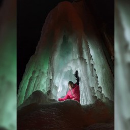 Сказочный ледяной грот нашла под Воронежем компания экстремалов