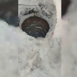 В Самаре чудом спасли женщину и ребенка, упавших в колодец. Видео