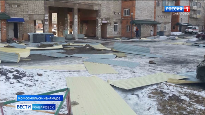 Сильным ветром сорвало десятки профлистов с крыши дома в Комсомольске-на-Амуре