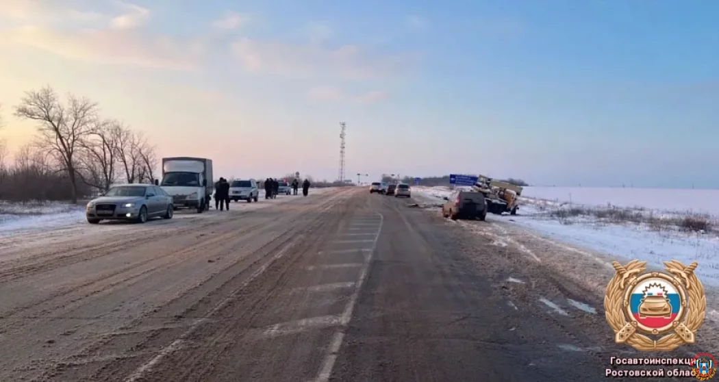 Два человека пострадали в ДТП с автокраном в Семикаракорском районе: причиной заноса могла стать летняя резина