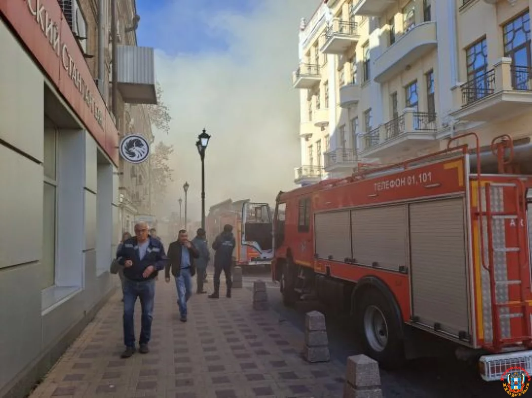 В центре Ростова на Темерницкой бушует пожар