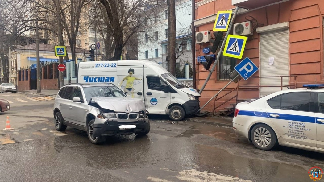 В Ростове водитель грузовика столкнулся с BMW