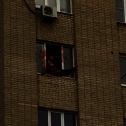 Житель Азова едва не выпал из окна многоэтажки