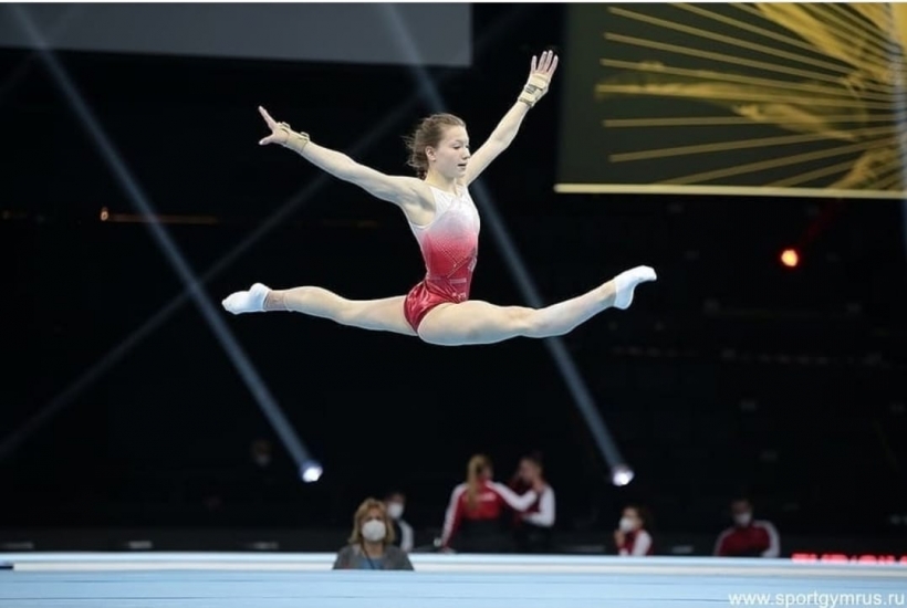 Ростовская гимнастка завоевала золото Олимпиады в Токио, несмотря на падение с бревна