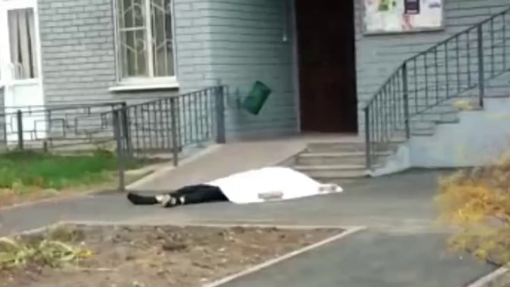 В Казани 22-летний молодой человек выпал из окна многоэтажки