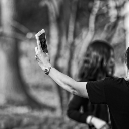 Юная ростовчанка получила разряд током, пытаясь сделать селфи на крыше поезда