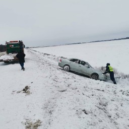 Полицейские в Ростовской области спасли мужчину, который едва не замерз в застрявшей в снегу иномарке
