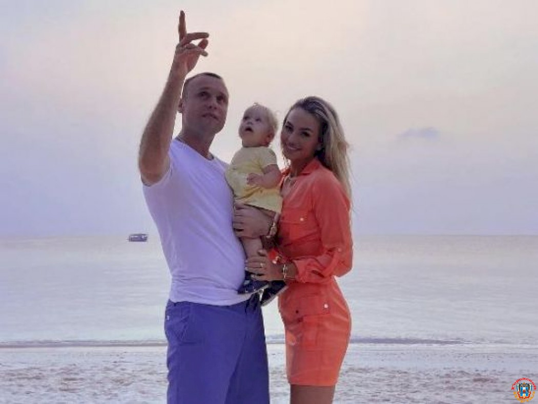 Донской футболист Денис Глушаков поделилися семейным фото с отдыха на Мальдивах